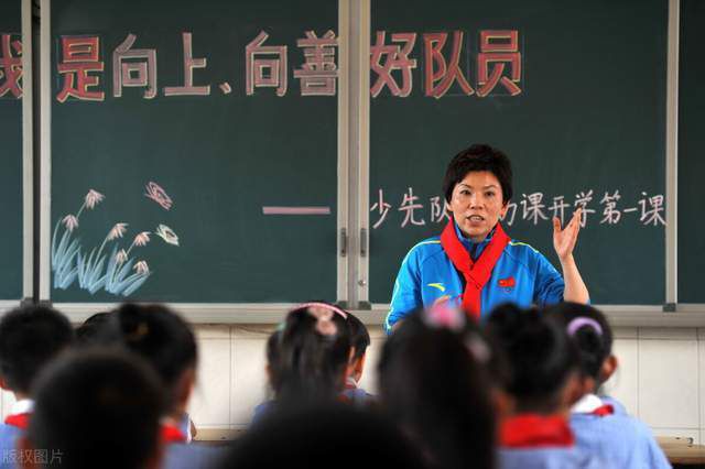 我不克不及想象记录汗青的学者或仕宦有谁会无聊到往旁征博引地讲求某日某月某某密斯态度不果断被某带领弄了破鞋。